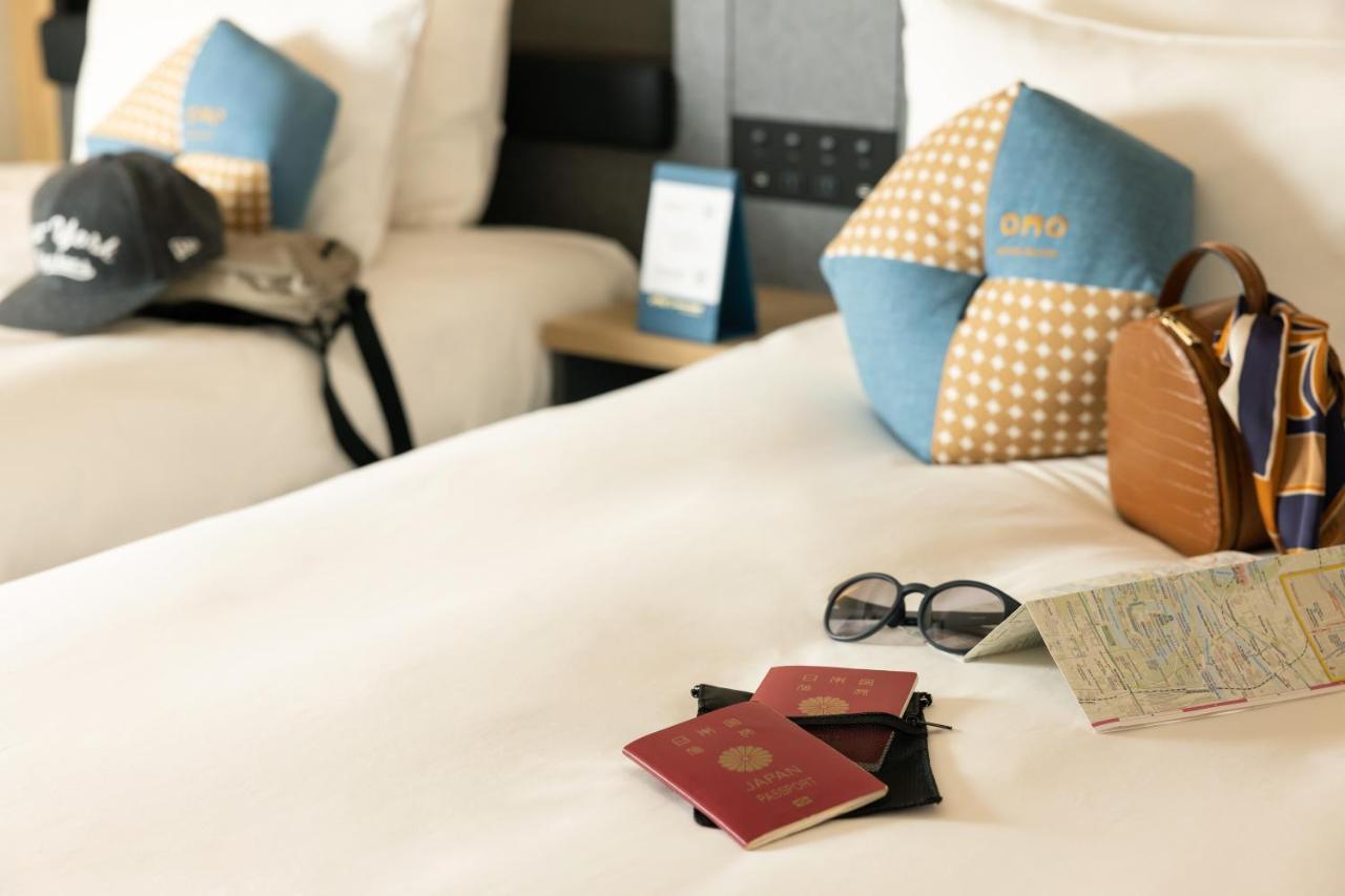 Omo Kansai Airport By Hoshino Resorts Izumisano Eksteriør bilde A passport and a boarding pass on a bed