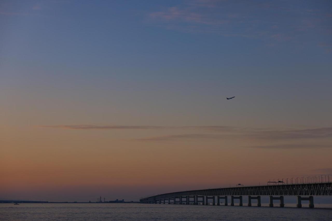 Omo Kansai Airport By Hoshino Resorts Izumisano Eksteriør bilde The Chesapeake Bay Bridge at sunset