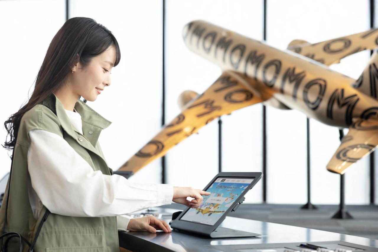 Omo Kansai Airport By Hoshino Resorts Izumisano Eksteriør bilde A woman using a POS terminal