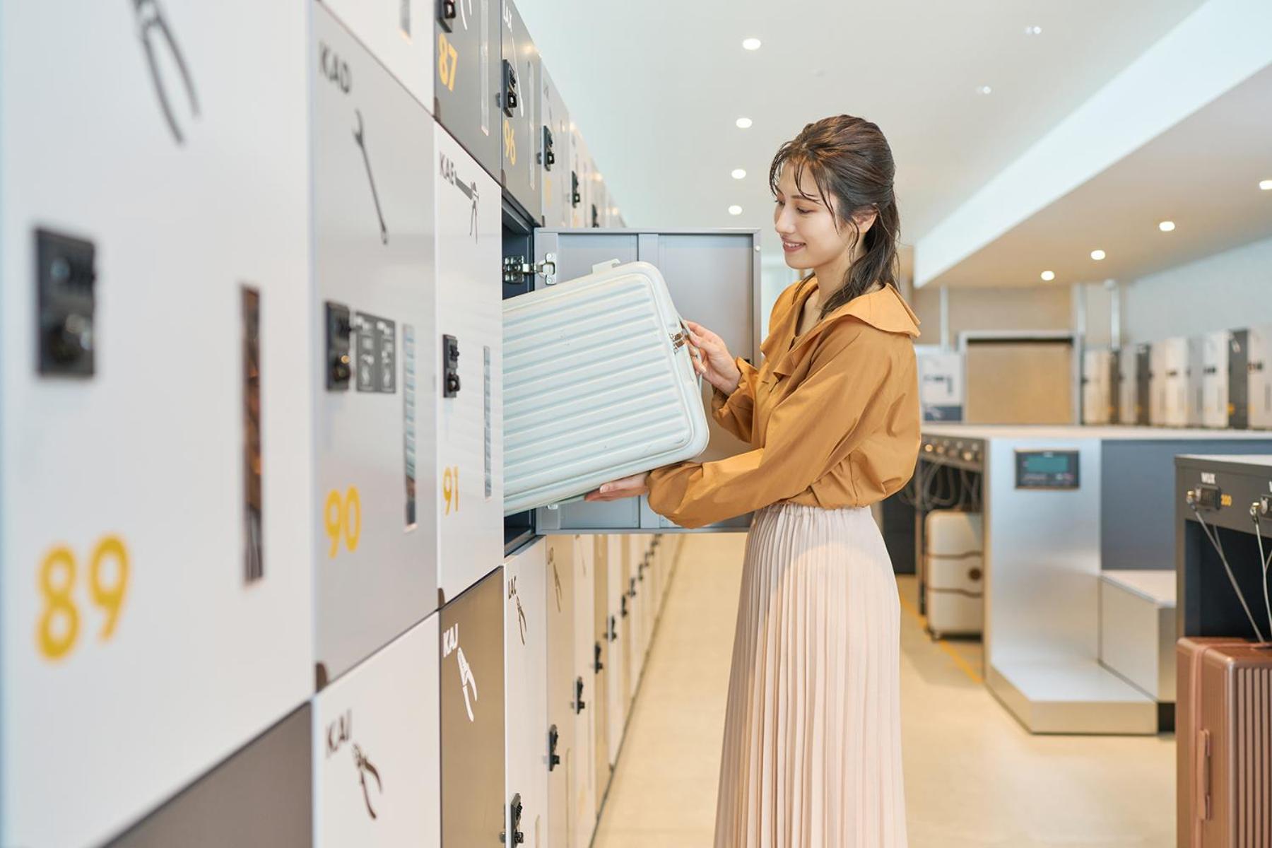 Omo Kansai Airport By Hoshino Resorts Izumisano Eksteriør bilde A woman using a locker